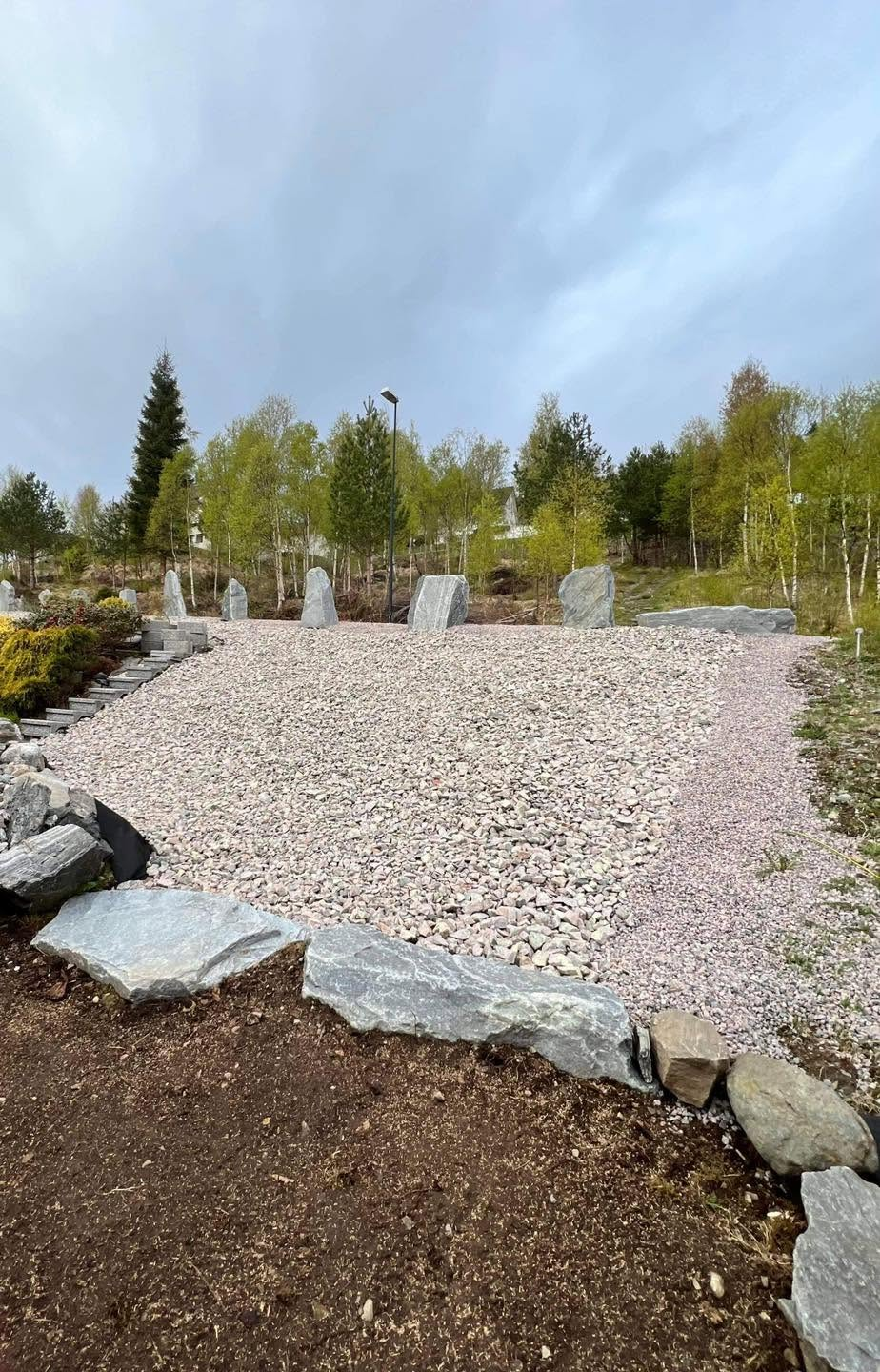 Gruslagt hageareal med dekorsteiner i naturstein