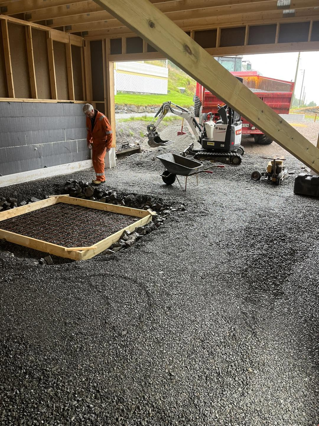 Planert grus i underetasje med form og armeringsnett klart for støping