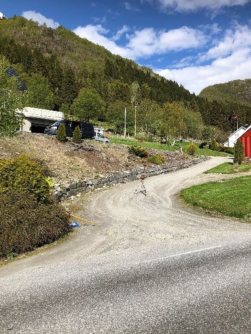 Natursteinsmur og veg ved sjøen i Fiskå
