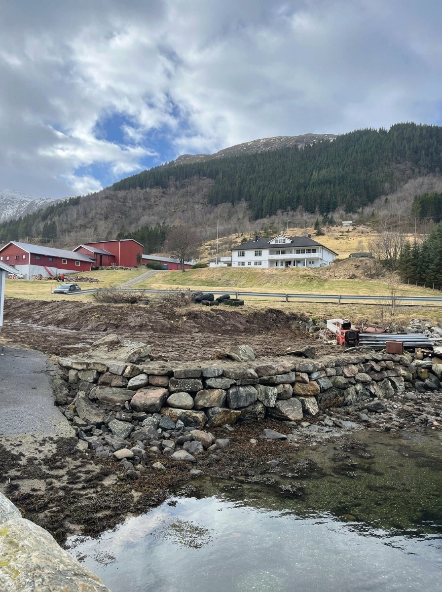 Naust og natursteinsmur på Eidså