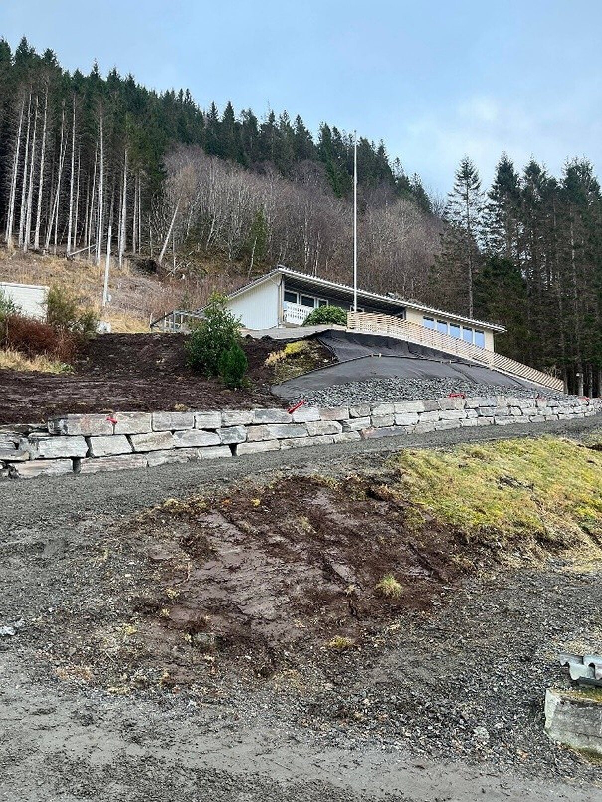 Natursteinsmur og innkøyrsel på Berkneset