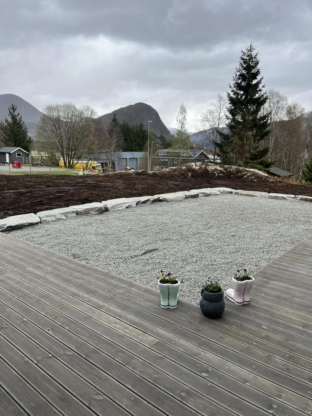 Ferdig grusflate med natursteinskant ved terrassen med utsikt over fjorden