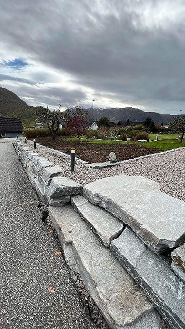 Natursteinsmur og hage på Åheim